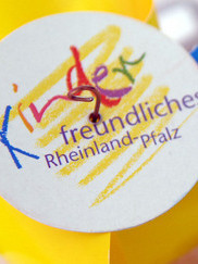 Windrädchen mit dem Logo "Kinderrechte in Rheinland-Pfalz" 