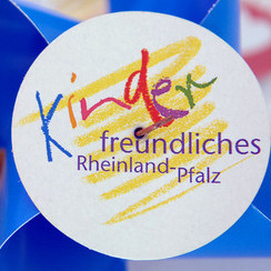 Windrädchen mit dem Logo "Kinderrechte in Rheinland-Pfalz" 
