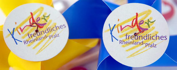 Windrädchen mit dem Logo „Kinderrechte in Rheinland-Pfalz“
